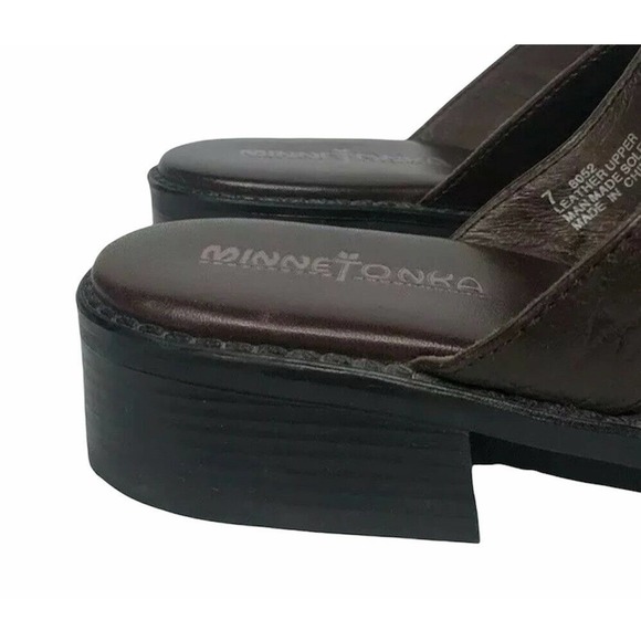 Womens Minnetonka 6052 Brown Leather Horsebit Medallion Cap Toe Mule Clogs Sz 7 - Picture 2 of 11